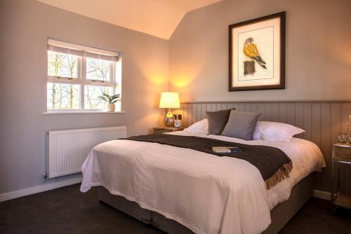 Un dormitorio con una cama grande y una ventana en The Ferry Boat Inn en North Fambridge