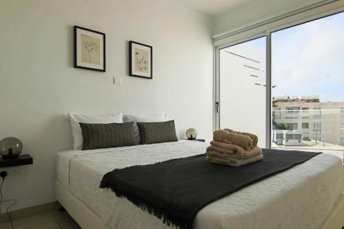 1 dormitorio con cama y ventana grande en Phaedrus Living Seaside Junior Suite Lighthouse 63, en Pafos