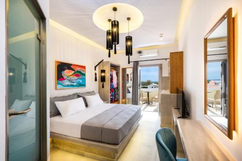 ein Schlafzimmer mit einem Bett und einem TV in einem Zimmer in der Unterkunft Villa Eleftheria in Perivolos