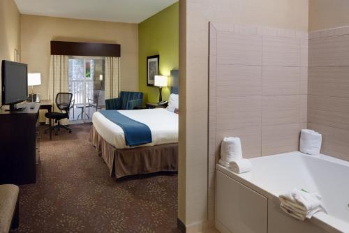 Кровать или кровати в номере Holiday Inn Express Hotel & Suites Saginaw by IHG