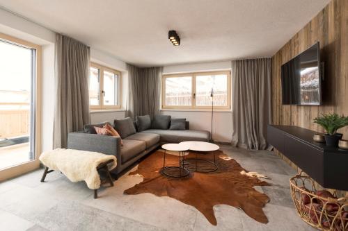 a living room with a couch and a table at Moose Lodge in Sankt Anton am Arlberg