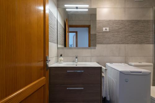 La salle de bains est pourvue d'un lavabo et d'un miroir. dans l'établissement Seaside Villa - Agaete, à Agaete