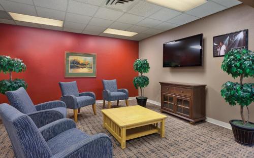 a waiting room with chairs and a flat screen tv at WorldMark Branson in Branson