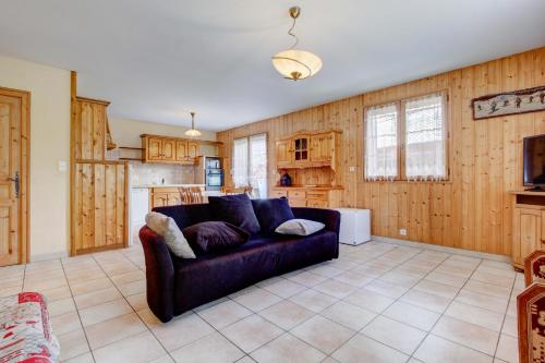 un salon avec un canapé et une cuisine dans l'établissement LES SERMES 1, à Morzine