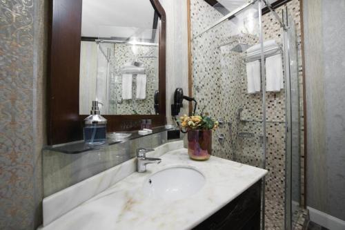 W łazience znajduje się umywalka i lustro. w obiekcie Medar Otel w Stambule