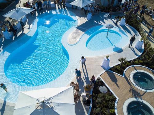 una vista aérea de una piscina con gente a su alrededor en Hotel Derby en Cattolica