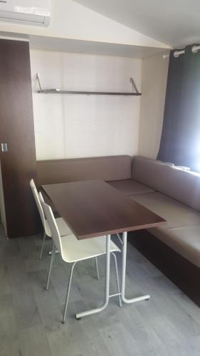 een tafel en 2 stoelen in een kamer bij Camping Parc des 7 fonts in Agde