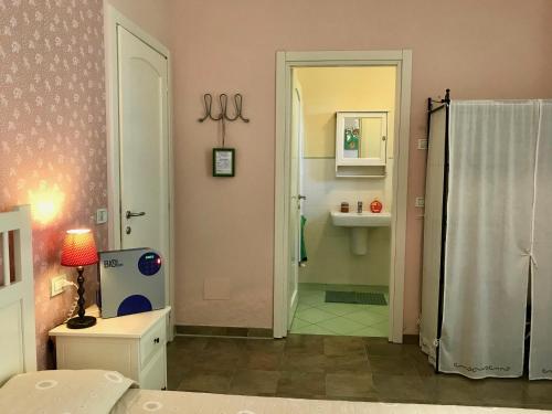 y baño con ducha y lavamanos. en B&B Mama Rò, en Cesena