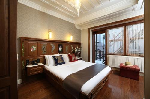 een slaapkamer met een groot bed en een groot raam bij Medar Otel in Istanbul
