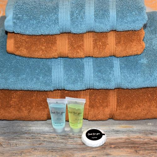 two plastic cups sitting next to a towel at B&B Stefans Pottery in Poperinge