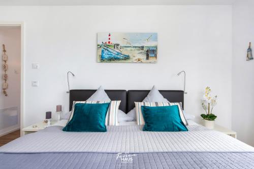 オルペニッツにあるSchleijuwelのベッドルーム(青い枕の大型ベッド1台付)