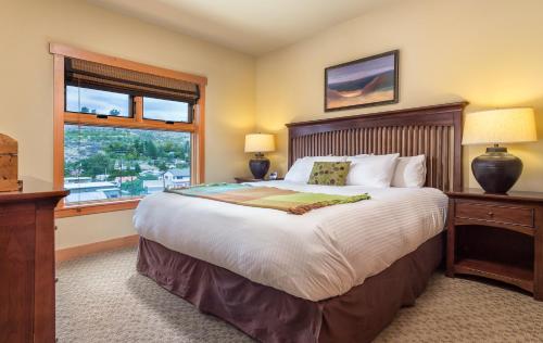 A bed or beds in a room at WorldMark Chelan - Lake House