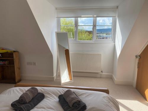Ένα ή περισσότερα κρεβάτια σε δωμάτιο στο Relaxing townhouse in the heart of Bridport