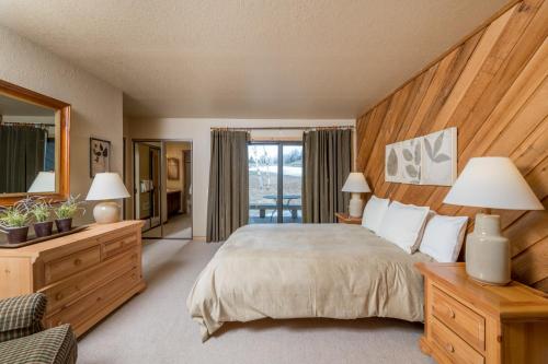 1 dormitorio con cama grande y ventana grande en Ridge - 2682, en Elkhorn Village