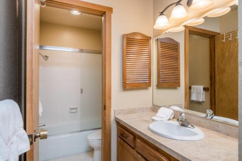 y baño con lavabo, aseo y espejo. en Ridge - 2682 en Elkhorn Village