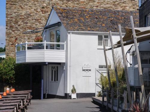 um edifício branco com uma varanda ao lado em The Boathouse em Kingsbridge