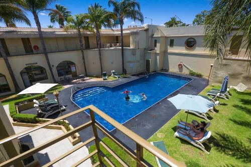 an overhead view of a swimming pool with people in it at Quality Hotel Mildura Grand in Mildura
