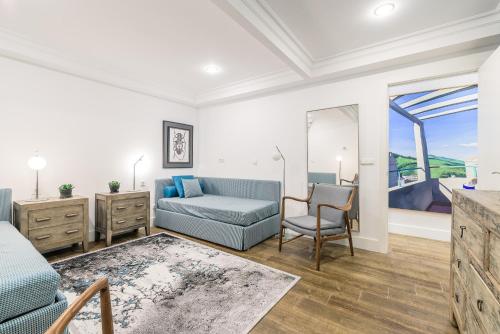 uma sala de estar com um sofá e uma cadeira em Colon Zurriola IB Apartments em San Sebastián