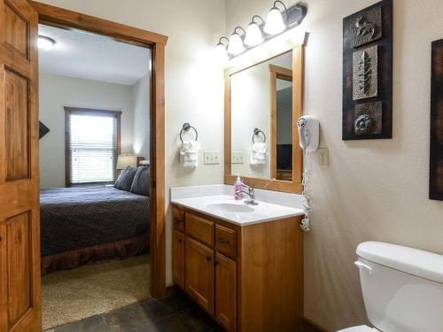 A bathroom at Lodge 371