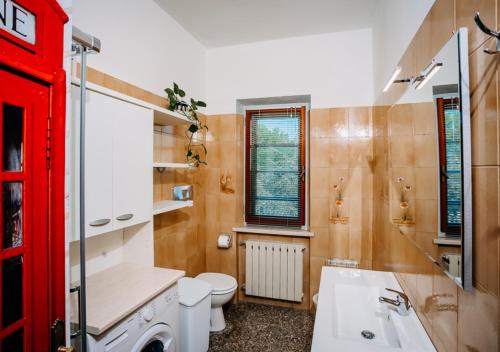 a bathroom with a toilet and a tub and a sink at L'Isola che non c'è in Senigallia