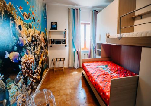 塞尼加利亞的住宿－L'Isola che non c'è，一间在房间内配有红色床的卧室