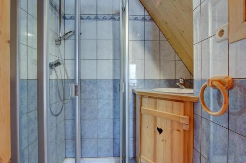 un baño con ducha y lavabo en LES SERMES M504, en Morzine