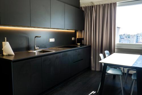Kuchyňa alebo kuchynka v ubytovaní Venice Terminal Apartments & Suites