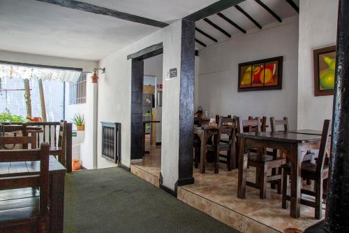 jadalnia ze stołem i krzesłami w obiekcie Ayenda 1257 Premium Real w mieście Medellín