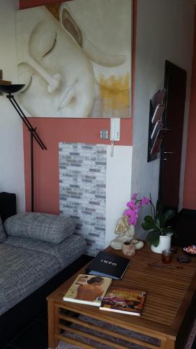 a living room with a coffee table and a bed at Ambrahaus-Traumferienhaus in Altdorf