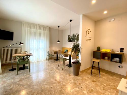 ein Wohnzimmer mit Tischen und Stühlen im Zimmer in der Unterkunft A Due Passi B&B in Città Sant'Angelo