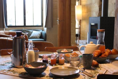 een tafel met kommen eten op een tafel bij Le Clos Baudoin B&B Troglo in Vouvray