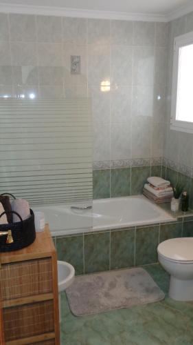 łazienka z wanną, toaletą i umywalką w obiekcie Apartamento completo max. 6 huéspedes w mieście Cumbre del Sol