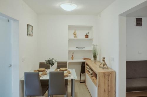 een keuken en eetkamer met een tafel en stoelen bij Apartments Pr' Štormanu in Kanal