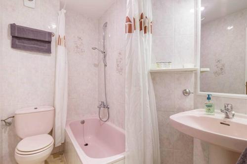 Ванная комната в Stylish one bed apartment at Matchroom Country Club