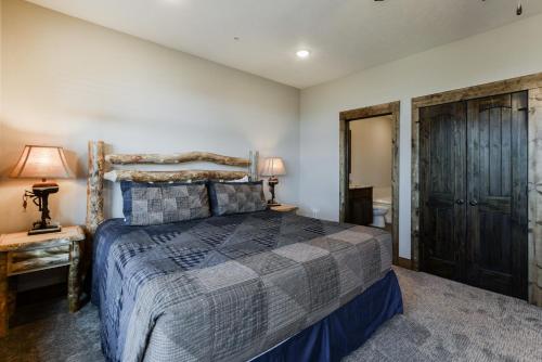 a bedroom with a king sized bed in a room at Lodge 73 in Branson