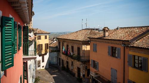 una vista aérea de una ciudad con edificios en Boutique Hotel Al Palazzo Rosso en Neive