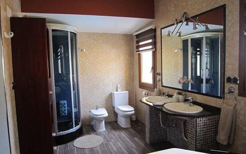 y baño con lavabo, aseo y espejo. en Chalet de Lujo en La Manga, en Cartagena