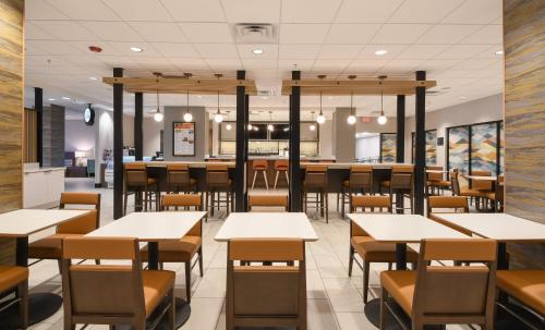 a dining room with tables and chairs at Holiday Inn Fredericksburg - Conference Center by IHG in Fredericksburg