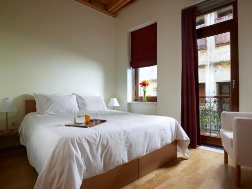 Una cama o camas en una habitación de Dorotheou House