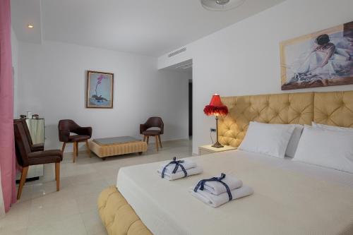 een slaapkamer met een bed met twee handdoeken erop bij Bella Foresta Villa in Ialyssos