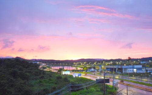 vistas a una ciudad con puesta de sol en Hotel Vale da Serra en Parauapebas