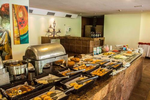 Beach Class Muro Alto Condomínio Resort By New Time في بورتو دي غالينهاس: خط بوفيه مع العديد من أنواع الطعام المختلفة