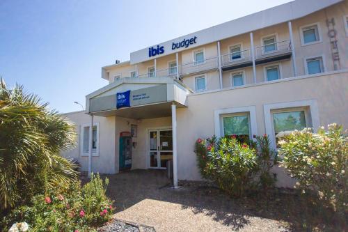 a building with a sign that reads this diabetes at ibis budget Bordeaux Sud in Villenave-dʼOrnon