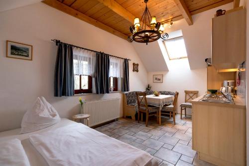 Postel nebo postele na pokoji v ubytování Gasthof Kirchmoar