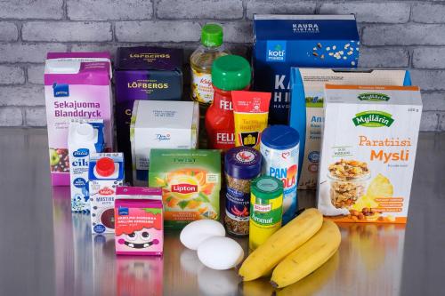 ein Haufen Lebensmittel auf einem Tisch in der Unterkunft Vaajalahden yksiö in Kuopio