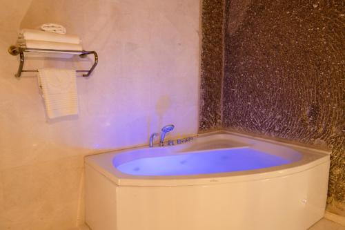 Un baño de Medusa Cave Hotel
