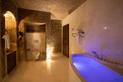 Un baño de Medusa Cave Hotel