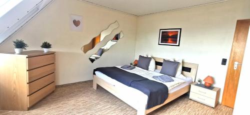 מיטה או מיטות בחדר ב-Ferienwohnung Landidylle Nassheck