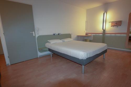 a bedroom with a bed in a room at ibis budget Bordeaux Sud in Villenave-dʼOrnon