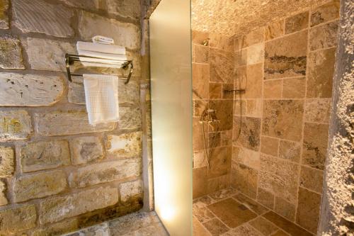 Un baño de Medusa Cave Hotel
